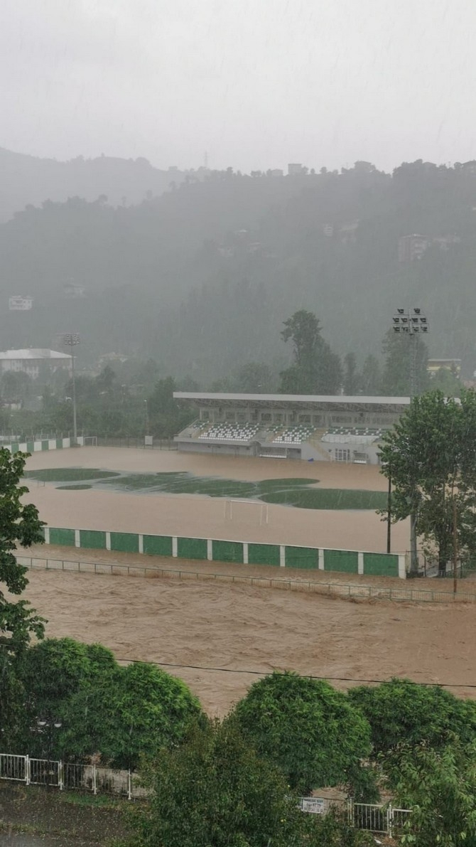 Rize'de sağanak nedeniyle dereler taştı, hasar oluştu