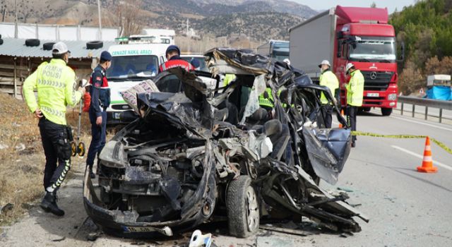 Otomobil Mangan Cevheri Yüklü Tıra Çarptı 1 Ölü, 2 Yaralı