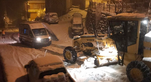 Rize’de Kar Nedeniyle Yolda Kalan Ambulansın İmdadına İl Özel İdare Ekipleri Yetişti