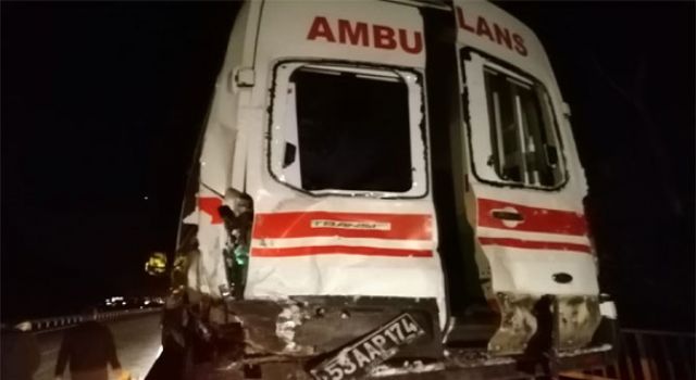 Rize’de Kazaya Müdahale Etmeye Giden Ambulansla Tır Çarpıştı