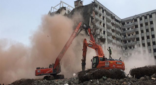 Rize'de Kentsel Dönüşüm Kapsamında Yıkımlar Devam Ediyor