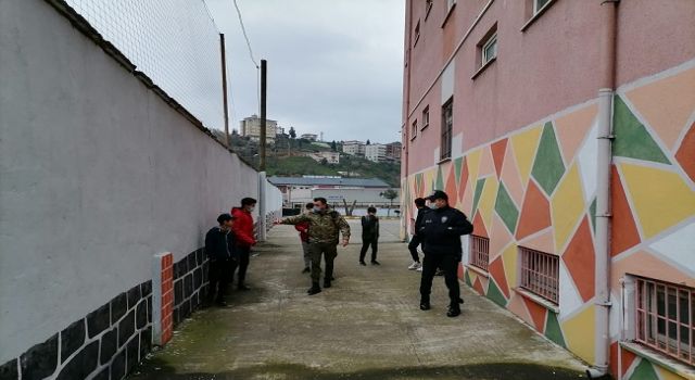 Rize'de kısıtlamaya uymayan çocuklar polisi duyunca ne yapacağını şaşırdı