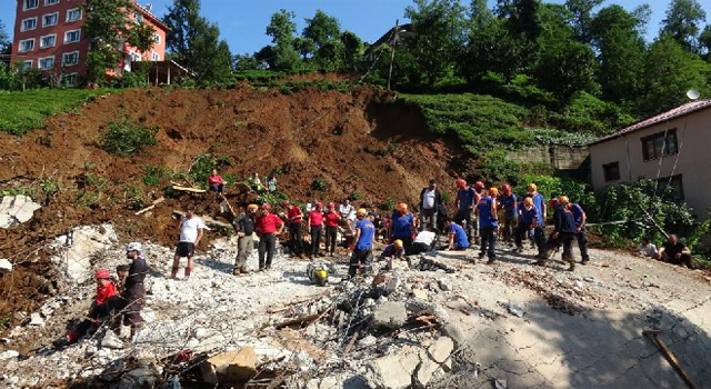 Rize’de Yıkılan 3 Katlı Binada Arama Kurtarma Çalışmaları Devam Ediyor