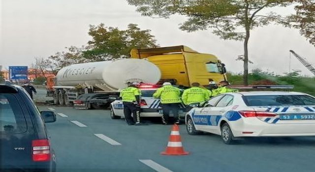 Rize'de yakıt yüklü tanker faciadan döndü.