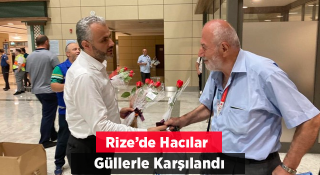 Rizeli Hacılar Havalimanında Güllerle Karşılandı