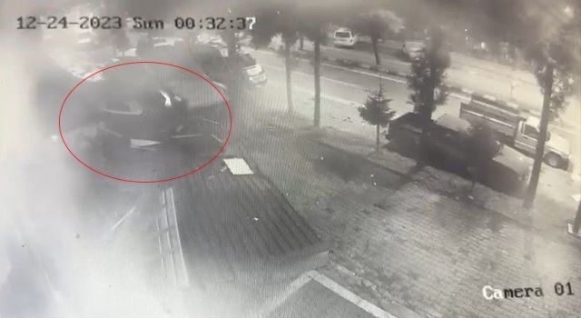 ARDEŞEN İLÇESİNDE FIRTINADAN ÖTÜRÜ UÇAN ÇATI , OTOPARKTA BULUNAN ATAÇLARIN ÜSTÜNE DÜŞTÜ