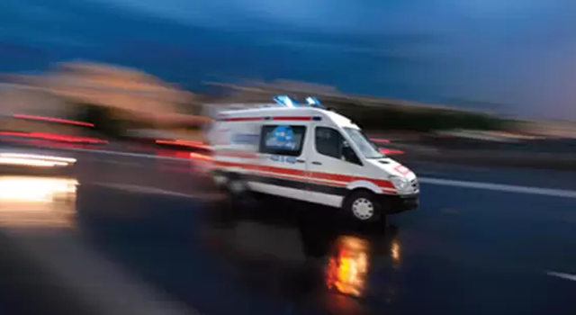 Fındıklı'da ambulans ile otomobilin çarpıştığı kazada sağlık personeli yaralandı.