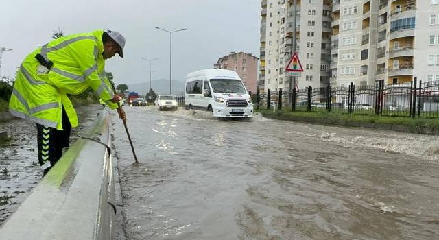 Rize'de sağanak yağmur sonrası cadde ve sokaklar göle döndü