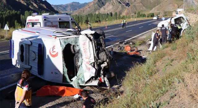 Erzurum'da ambulans ile hafif ticari araç çarpıştı: 4 ölü, 1 yaralı