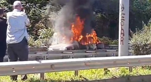 Karadeniz Sahil Yolu’nda seyir halindeki otomobil yandı