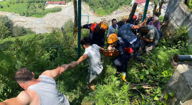 Rize'de ilkel teleferiğe çay yüklediği sırada akıma kapılan kişi yaralandı