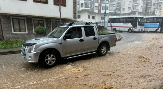 Rize’de sağanak yağış hayatı olumsuz etkiliyor