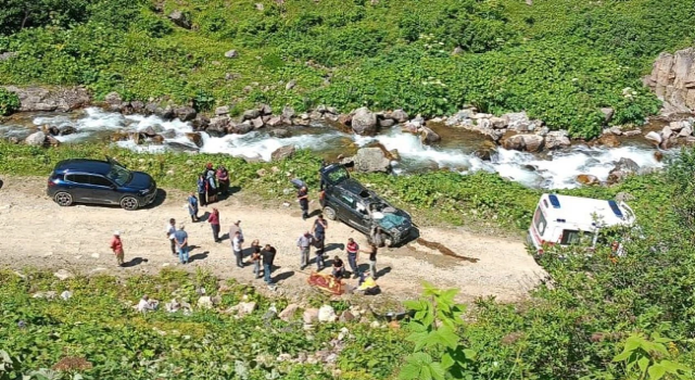 Çayeli'nde araç uçuruma yuvarlandı: 2 ölü, 3 yaralı