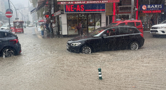 Rize'de şiddetli yağmurda cadde ve sokaklar göle döndü