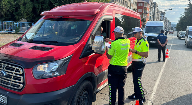 Ardeşen İlçe Emniyet Ekiplerinden Servislere Sıkı Denetim