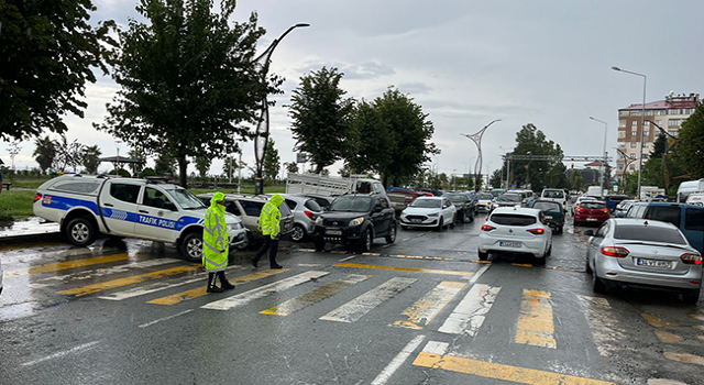 Ardeşen'de Trafik Ekipleri Yoğun Yağmura Rağmen Görevdeydi