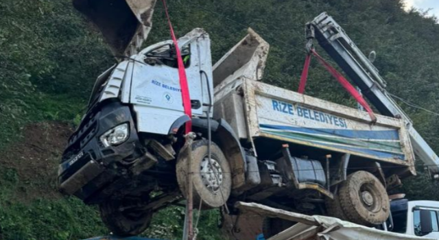 Heyelan Bölgesine Yardım Götüren Kamyon Kaza Yaptı