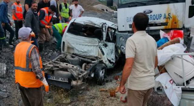 Rize Plakalı Araç Kaza Yaptı 3 Ölü, 1'i Ağır 2 Yaralı