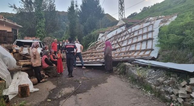 Şiddetli rüzgar çatıyı uçurdu