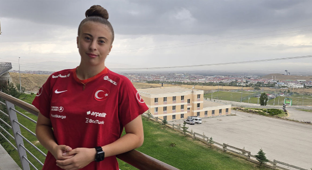 Defne Sarıoğlu: "Türkler Çok Yetenekli, Alman Düşünerek Oynuyor"