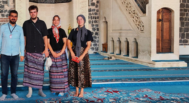 DİYARBAKIR Ulu Camii’nde erkek turistler, kadınlar için ayrılan etekleri giydi