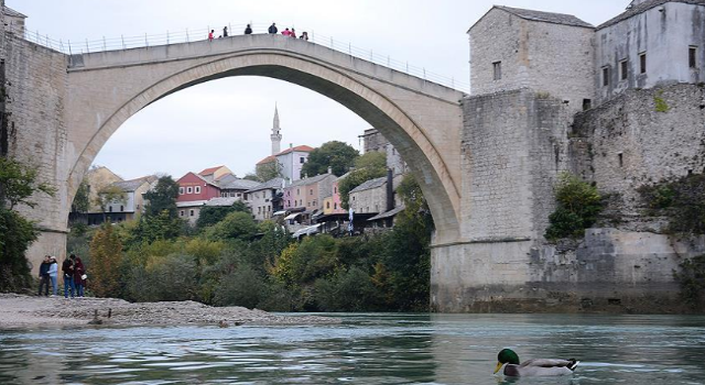 Mostar Köprüsü'nde İlginç Para Toplama Yöntemi: "50 Euro Birikirse Atlarım!"