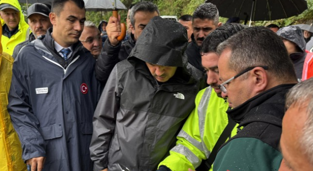 Rize Valisi Baydaş 2 evin toprak altında kaldığı heyelan bölgesinde incelemede bulundu