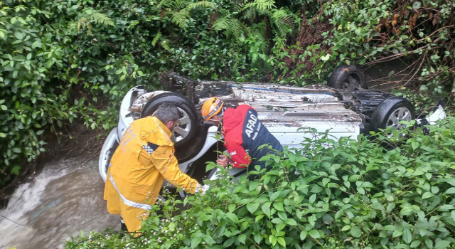 Rize'de Araç Dereye Yuvarlandı