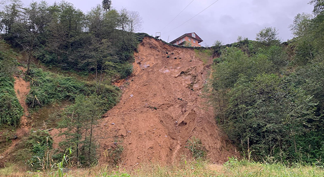 RİZE'de heyelan; 2 boş ev toprak altında kaldı