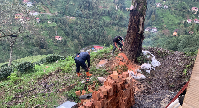 Rize'de heyelanda kayan toprağın önünü tıkadığı derede temizlik çalışması