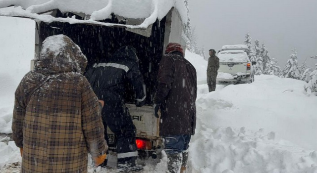 Rize'de kar nedeniyle yaylalarda mahsur kalan yaylacılar hayvanları ile birlikte kurtarıldı