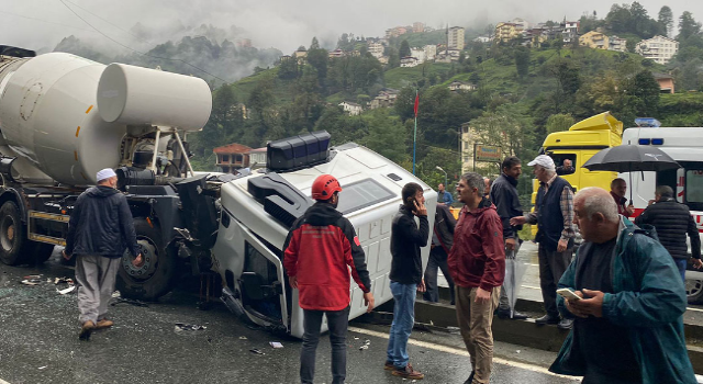 Rize'de trafik kazası 1'i ağır 2 yaralı