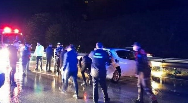 Emniyet şeridinde bekleyen araca otomobilin çarpması sonucu 2 kişi öldü, 3 kişi yaralandı