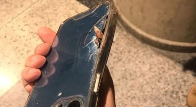 Gece şarjda bırakılan iPhone 14 Pro Max bomba gibi patladı