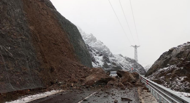 Heyelan nedeniyle Artvin-Yusufeli karayolu ulaşıma kapandı