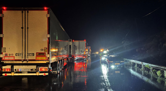 Karadeniz Sahil Yolu heyelan nedeniyle tek yönlü trafiğe kapandı