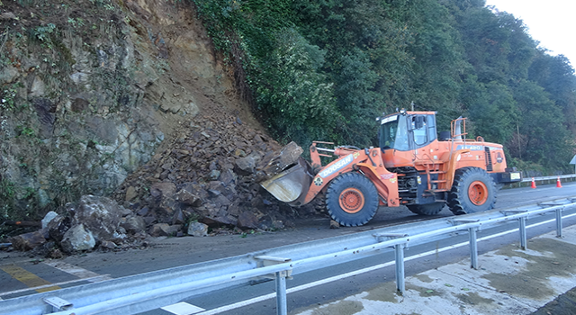 Karadeniz Sahil Yolu’nda heyelanın izleri siliniyor