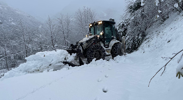 Karadeniz'de kar esareti; 715 köy ve mahalle yolu kapandı, okullar tatil