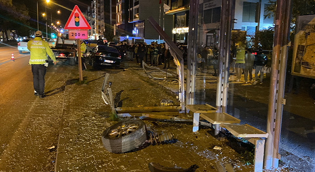 Otomobil, otobüs durağına daldı; 3 üniversite öğrencisi yaralandı