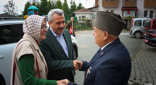 Rize Valisi İhsan Selim Baydaş, Ardeşen’de Kıbrıs Gazisi Recep Ali Kutanis’i ziyaret etti.