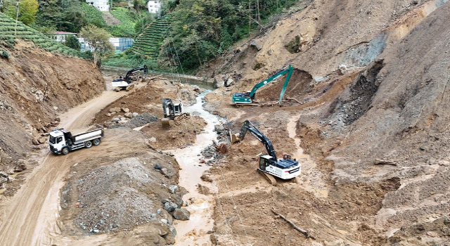 Rize'de heyelanlı bölgeden bin 800 kamyon toprak taşındı