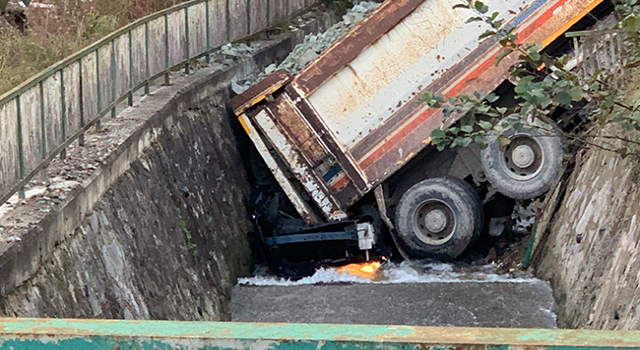 Rize'de kontrolden çıkan kamyon, altına aldığı otomobille dereye düştü