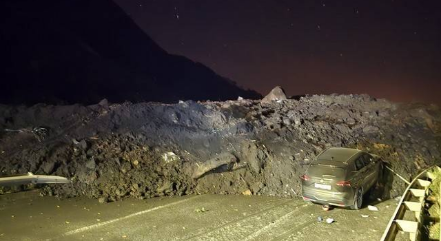 Artvin'de heyelan: Karadeniz Sahil Yolu ulaşıma kapandı