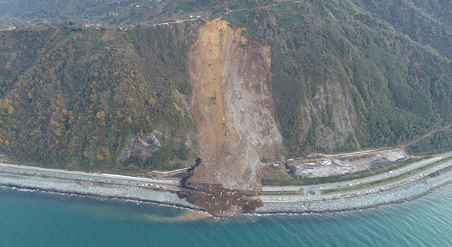 Heyelanın vurduğu Karadeniz Sahil Yolu'na 100 bin ton toprak akmış