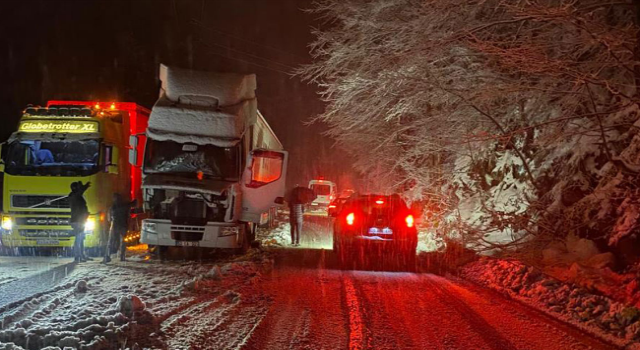 Hopa-Borçka karayolu kardan trafiğe kapandı