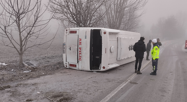 İşçi servis minibüsü buzlanan yolda devrildi; 9 yaralı