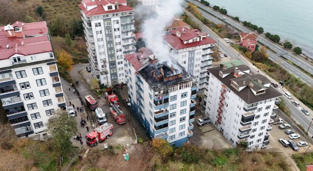 Trabzon’da 7 katlı binanın çatısı yandı