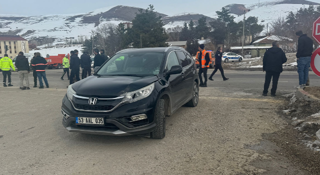 Aracından düşen parçaları toplarken Rize plakalı cipin çarptığı sürücü ağır yaralandı