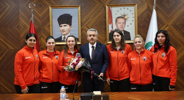 Ardeşen Belediyesi Kadın Hentbol Takımı’ndan Play-Off Maçları Öncesi Vali Baydaş'a Ziyaret