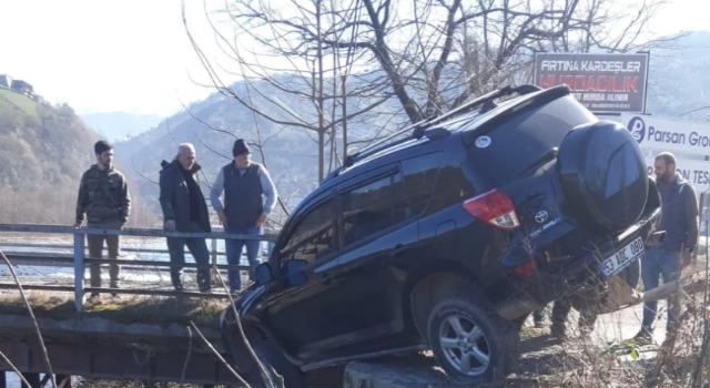 Ardeşen’de Trafik Kazası: Araç Yoldan Çıktı